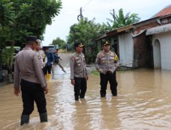 Kapolres Kendal Bersama Forkopimda Kabupaten Kendal Tinjau Langsung Lokasi Banjir di Kecamatan Brangsong