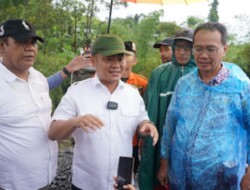 Ischak-Kholid Tinjau Jembatan Putus di Desa Dukuh Benda Bumijawa