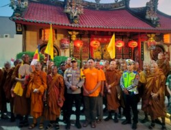 Tiba di Kota Tegal, Polisi Kawal Perjalanan Ritual Biksu Thudong Tiba di Kota Tegal, Polisi Kawal Perjalanan Ritual Biksu Thudong