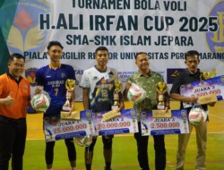 Ketua DPRD Jepara Serahkan Piala Bergilir UPGRIS dan Apresiasi Pembinaan Voli Jepara