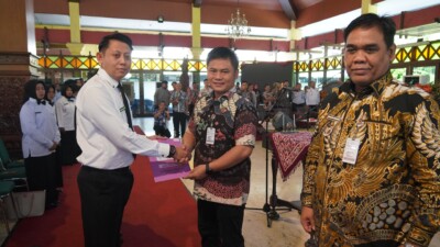 Lantik dan Serahkan SK PPPK Periode I Bupati : Jadilah ASN yang Berintegritas untuk Kabupaten Tegal yang Luwih Apik