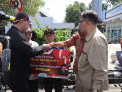 BP Taskin dan YGSN Serahkan 25 Becak Listrik Bantuan Presiden kepada Warga Tegal