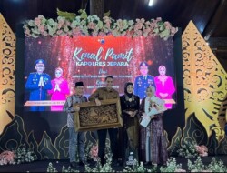 Pisah Sambut Kapolres Jepara, Ketua DPRD Serahkan Relief Ukiran Khas Kota Ukir