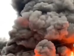 Pabrik Busa Jepara Dilalap Api di Tengah Hujan Lebat dan Banjir