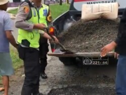 Bukan Sekadar Patroli! Polisi Tambal Jalan Rusak Keling–Kelet, Warga Haru dan Terbantu